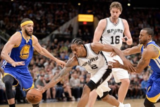 Warriors y Spurs chocan en la cancha de Golden State. (Archivo)