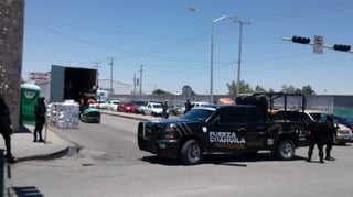 El tráiler procedente de la ciudad de Saltillo fue custodiado por unidades de Fuerza Coahuila. (EL SIGLO DE TORREÓN)