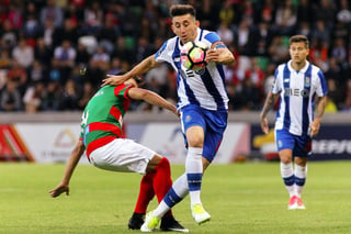 Héctor Herrera (c) marcó el primer gol del Porto en la victoria 4-1 sobre Paços de Ferreira. (EFE)
