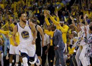 Stephen Curry anotó 40 puntos en la victoria de Warriors 113-111 sobre los Spurs. (AP)