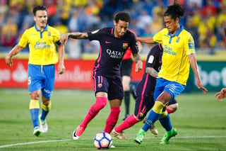 Neymar Jr. (c) anotó tres goles en la victoria del Barcelona 4-1 sobre Las Palmas. (AP)