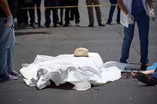 Uno más. Peritos forenses recogen información en el sitio donde fue asesinado el periodista Javier Valdez Cárdenas.