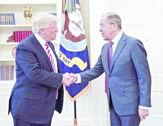 Filtran. La reunión de Donald Trump (izq.) con el ministro ruso Sergei Lavrov fue muy criticada.