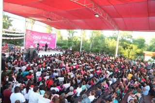 Asistencia. Alrededor de dos mil madres asistieron al evento organizado ayer en su honor.