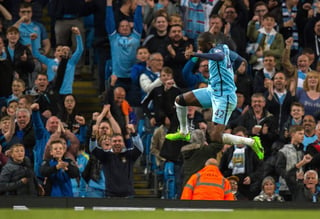 Yaya Touré celebra luego de anotar el tercer gol en la victoria del Manchester City 3-1 sobre el West Bromwich. (EFE)