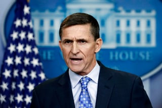 Flynn fue despedido después de mentirles a altos funcionarios de la Casa Blanca sobre sus contactos con Rusia. (ARCHIVO)