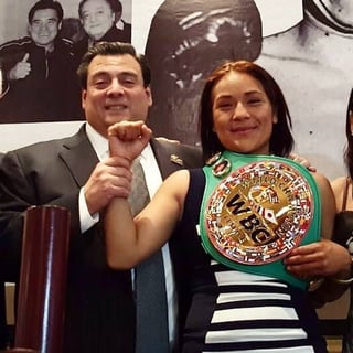 Guadalupe Martínez dio la gran sorpresa y conquistó el campeonato supermosca del CMB tras derrotar el sábado a Zulina Muñoz. Martínez cumplió promesa a sus hijos
