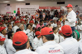 Campaña. Riquelme durante un encuentro con la clase trabajadora, de la Confederación de Trabajadores de México. (CORTESÍA)