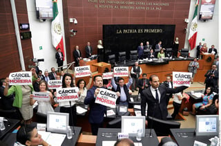 Repudio. En el Senado, se manifestaron contra el exgobernador Humberto Moreira.