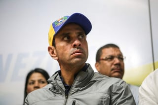 El excandidato presidencial venezolano Henrique Capriles denunció hoy que su pasaporte fue retenido por funcionarios de inmigración en el aeropuerto de Caracas. (EFE)
