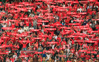 Aficionados de Toluca animan a su equipo ante Chivas de Guadalajara, durante el partido por la semifinal del Torneo Clausura 2017. (EFE)