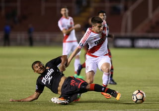 El jugador de River Plate Tomás Andrade (d) disputa el balón con Minzún Quina (i), de Melgar, durante un partido por la fase de grupos de la Copa Libertadores. (EFE)