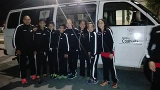 Los deportistas coahuilenses y su entrenador ya emprendieron el viaje hacia Nuevo León para tomar parte en la justa nacional. (Especial)