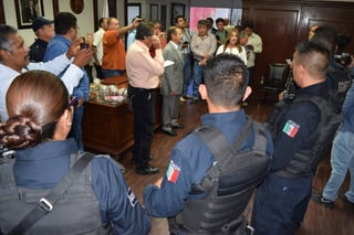 Reconocimiento. La alcaldesa, Leticia Herrera entregó los cheques a ocho elementos de la Policía municipal. 