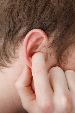 El especialista recomendó que por ningún motivo se introduzca algún objeto en los oídos, pues eso no impide que se tapen y podría resultar peligroso. (ARCHIVO)