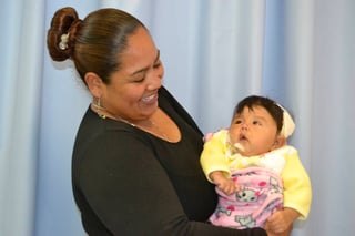 Felices. Arlette es sostenida en brazos por su tía, quien dijo estar feliz de la recuperación de la bebé. (EDITH GONZÁLEZ)