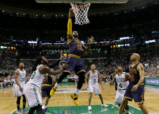 LeBron James (c) anotó 30 puntos y lideró la ofensiva de los Cavaliers, que aplastaron ayer 130-86 a Celtics de Boston. 