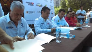 El acto para la firma inició en punto de las 10 de la mañana de hoy teniendo como escenario la Plaza de Armas de Torreón. (EL SIGLO DE TORREÓN) 