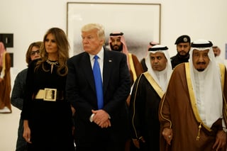 La primera dama estadounidense Melania Trump optó por mantener la cabeza descubierta este sábado en Arabia Saudí. (AP)