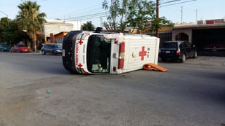 Los paramédicos y el conductor del auto fueron auxiliados por los mismos compañeros de la Cruz Roja. (ESPECIAL)