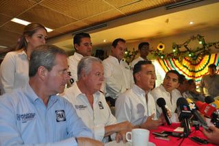 Se suman. Consejeros estatales y municipales del PRD, así como jóvenes del PRI, expresaron su apoyo a Guillermo Anaya. (EL SIGLO DE TORREÓN)
