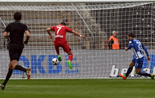 Javier Hernández marcó el primer tanto del juego. Con la victoria el Bayer llegó a 41 puntos y finalizó en el lugar 12. (AP)