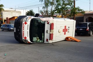 Se vuelca ambulancia en Torreón