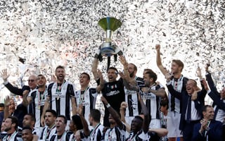 Juventus derrotó 3-0 al Crotone y aseguró su sexto título en fila de Serie A. Podrá lograr el triplete si vencen al Madrid en la Champions. (AP)
