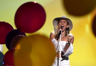 Miley Cyrus presentó su nuevo tema Malibu.