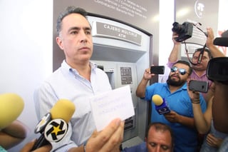 Guillermo Anaya acudió esta tarde a un banco Banorte a demostrar que no tiene cuentas ahí. (ESPECIAL) 