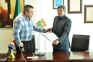 Fue el alcalde Jorge Luis Morán quien le otorgó el nombramiento y precisó que temporalmente tendrá este rango pero en la próxima Sesión de Cabildo se pondrá a su consideración la designación. (FERNANDO COMPEÁN) 
