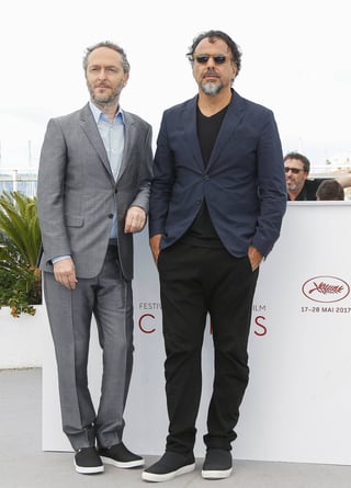 Exhibición. Los mexicanos Alejandro González Iñárritu y  Emmanuel Lubezki, posaron en el Palacio del Festival de Cannes.  (EFE)