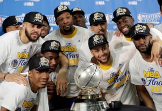 Con gran facilidad los Warriors vencieron 129-115 a Spurs para llegar a la final de la NBA. (AP)