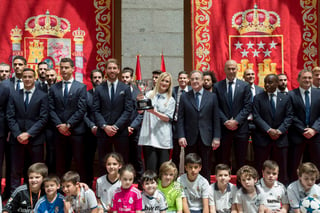 El capitán del Real Madrid Sergio Ramos junto a la diosa Cibeles durante la celebración del título de Liga. (EFE)