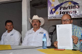 Constancia. El IEC entregó la constancia a Juan Antonio Marrufo del Partido Joven en donde se le ratifica la candidatura.