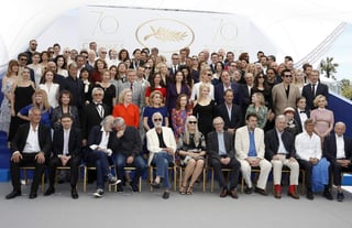 Alejandro González Iñárritu, Alfonso Cuarón y Guillermo del Toro, Salma Hayek, Gael García Bernal y Diego Luna fueron invitados a la foto por los 70 años del festival. (AP)