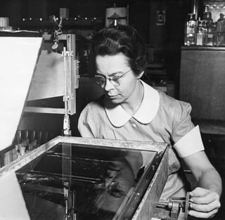 Katharine Blodgett hizo historia tras convertirse en la primera mujer en conseguir un doctorado en Física por la Universidad de Cambridge. (ESPECIAL)