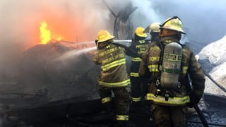 Al lugar arribaron bomberos de Guadalajara, Tlaquepaque, Zapopan, Tlajomulco de Zúñiga y Tonalá, para combatir las llamas. (TWITTER)