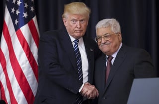 Encuentro. Donald Trump (izq.) estrecha la mano de su  su homólogo palestino, Mahmud Abás (der.)
