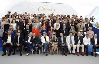 Gran celebración. Reconocidos cineastas y actores de diversas nacionalidades  posaron para la foto oficial por el aniversario número 70 del Festival Internacional de Cine de Cannes.