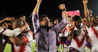 Fidel Kuri Grajales bajó al terreno de juego para festejar la salvación del Veracruz en la jornada 16. (Agencias)   