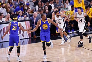 La adición de Kevin Durant (c), ha hecho más poderosos a Golden State, que llegó a su tercera final consecutiva en la NBA. (AP)