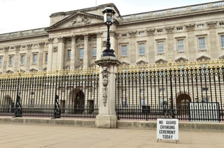Este miércoles, la tradicional ceremonia del cambio de guardia en el palacio de Buckingham fue cancelada. (AP) 