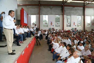 Camacho Quiroz estuvo en Monclova este miércoles y acompañó a Guadalupe Oyervides Valdez, candidata del PRI para la alcaldía de la ciudad. (ESPECIAL) 