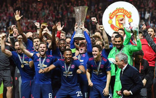 Manchester United derrotó 2-0 al Ajax de Holanda en Estocolmo y consiguió el título de la Europa League por primera vez en su historia. (EFE)
