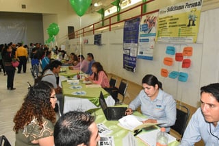 Acuden. Hubo gran participación de la ciudadanía en la Feria del Empleo que se realizó ayer en el municipio de Lerdo.