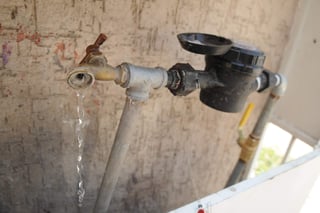 Quejas. Ciudadanos de Torreón se han quejado de falta de agua en diversos sectores de la ciudad. (ARCHIVO)