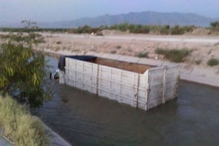 Al agua. En el fondo del canal quedó el camión de carga luego que su conductor perdiera el control de la pesada unidad.
