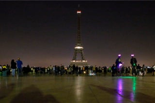 El apagón simbólico del monumento fue anunciado por la alcaldesa de París, Anne Hidalgo, desde su cuenta en Twitter. (ARCHIVO)