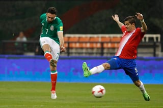 El futbolista mexicano, quien vino de más a menos en la reciente temporada que acabó en Portugal, es pretendido por el conjunto Nerazzurri para reforzar su zona baja de cara a la campaña 2016-2017.
